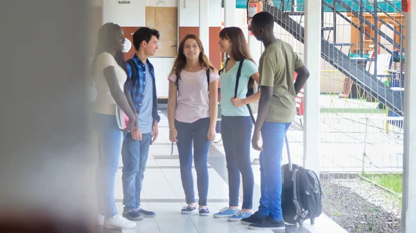 Multietniska Skolkamrater Som Talar Skolkorridoren — Stockfoto