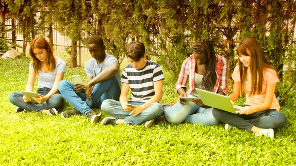 Adolescentes Tumbados Hierba Relajándose Tiempo Libre — Foto de Stock