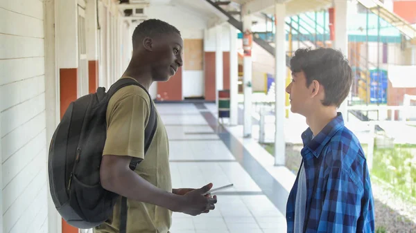 Кавказские Африканские Друзья Подростки Разговаривают Школьном Коридоре — стоковое фото
