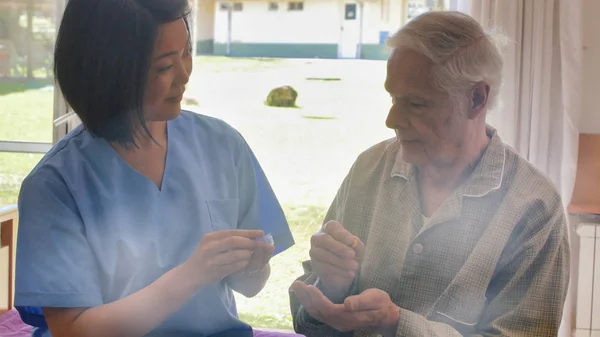 Giovane Asiatica Medico Femminile Aiutare Gli Anziani Pensionati Prendere Pillola — Foto Stock