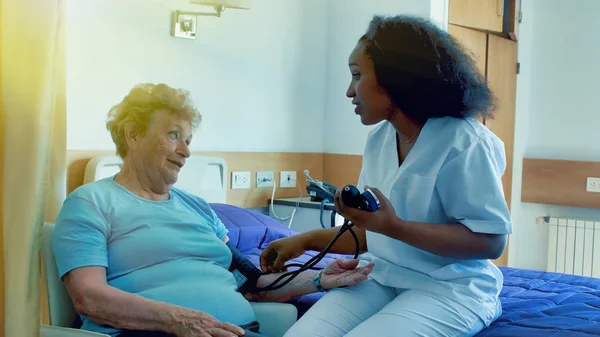 Médico Africano Visitando Paciente Anciana Cama Hospital Concepto Rehabilitación Jubilación — Foto de Stock