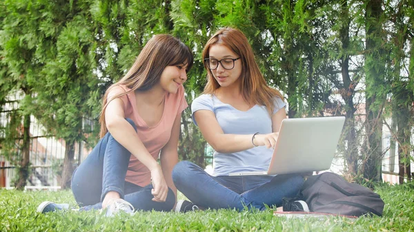 Asian Teenager Girl Lying Grass Her Caucasian Friend Using Laptop — Stock Photo, Image