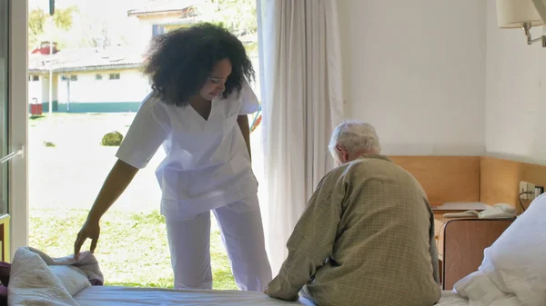 Jovem Médica Africana Ajudando Idosos Aposentados Irem Para Cama Hospital — Fotografia de Stock