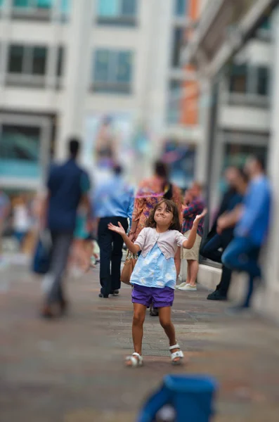 Ευτυχισμένο Νεαρό Κορίτσι Που Επισκέπτεται Την Πόλη Και Παίζει Στους — Φωτογραφία Αρχείου
