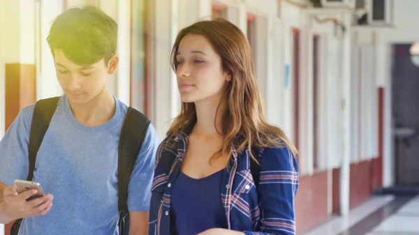 Caucasien Adolescent Couple Heureux École Parler Dans Couloir — Photo