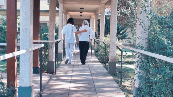 Médico Asiático Que Ayuda Las Mujeres Mayores Jubiladas Con Bastón —  Fotos de Stock