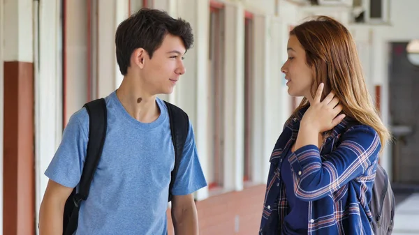 Casal Adolescente Caucasiano Conversando Escola — Fotografia de Stock