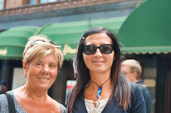 Annesiyle mutlu bir kadın Londra, İngiltere 'yi ziyaret ediyor..