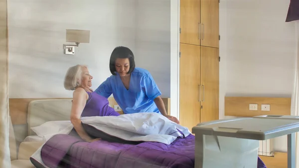 Asyalı Kadın Doktor Yaşlı Kadına Hastane Yatağında Yardım Ediyor Rehabilitasyon — Stok fotoğraf