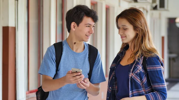 Καυκάσιος Έφηβος Ζευγάρι Χαρούμενος Στο Σχολείο Μιλάμε Στο Διάδρομο — Φωτογραφία Αρχείου
