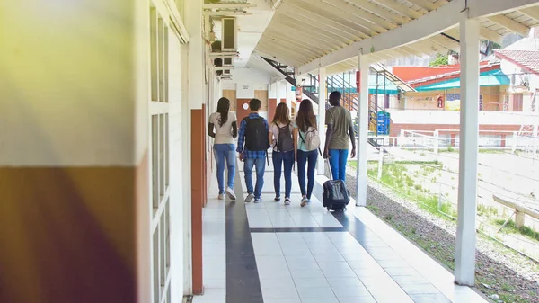 Visão Traseira Vários Colegas Escola Étnicos Andando Corredor Escola — Fotografia de Stock