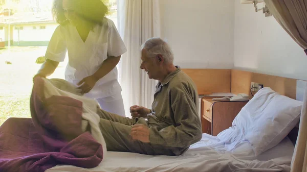 Giovane Medico Donna Africana Che Aiuta Anziano Pensione Nel Letto — Foto Stock
