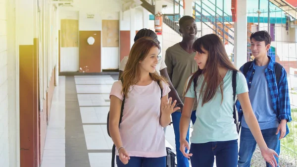 Nastolatkowie Rozmawiający Szkolnym Korytarzu Różnorodność Studenci Przyjaciele Pojęcie Szczęścia — Zdjęcie stockowe