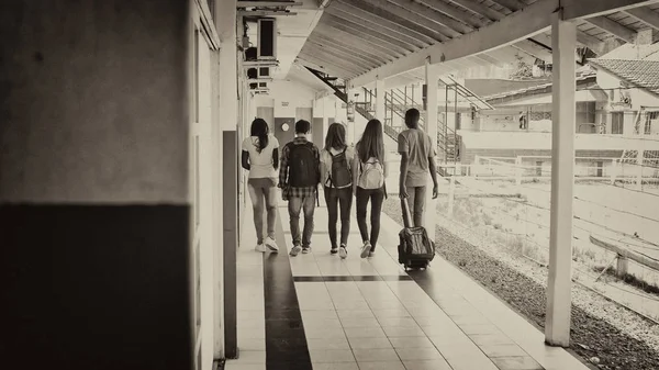 Visão Traseira Adolescentes Andando Pátio Escola — Fotografia de Stock