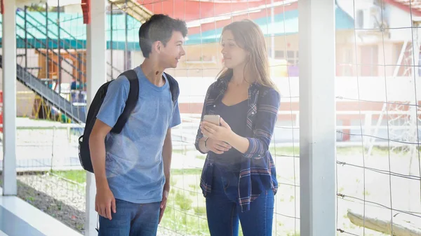 Kaukasisches Teenager Paar Redet Der Schule — Stockfoto