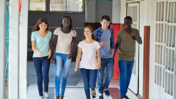 Multietnisk Grupp Elever Som Går Skolkorridoren Lycka Och Lättsinnighet Koncept — Stockfoto