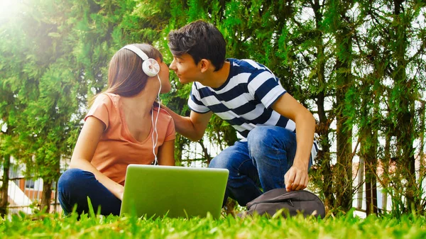 Asiatisches Mädchen Mit Seinem Kaukasischen Freund Park — Stockfoto