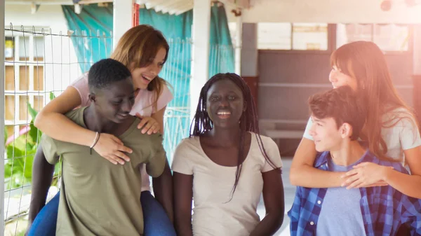 Tonåringar Grupp Multietniska Vänner Skolan Har Roligt Spargris Utomhus Korridoren — Stockfoto