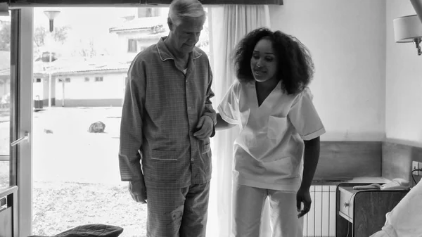 Joven Doctora Africana Ayudando Ancianos Jubilados Cama Del Hospital — Foto de Stock