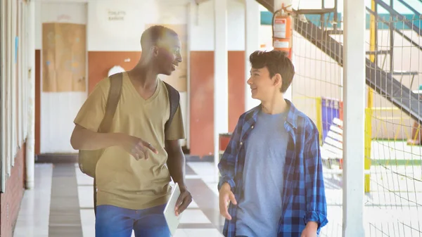 Amigos Adolescentes Caucásicos Africanos Que Hablan Pasillo Escolar —  Fotos de Stock