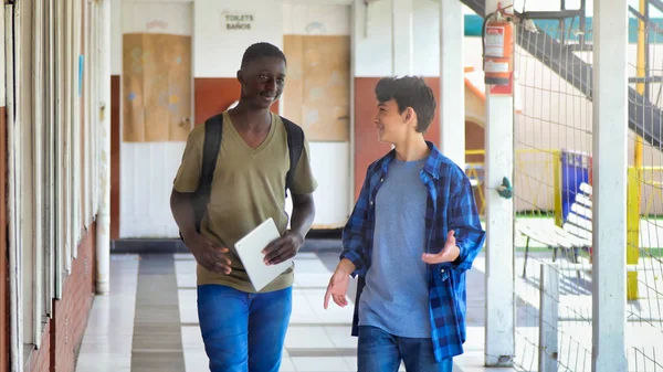 Multi Ethnische Gruppe Von Schülern Der Schule Reden Warten Auf — Stockfoto