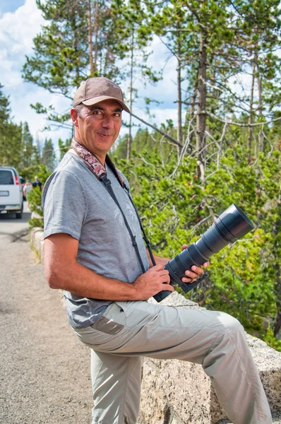 Felice Fotografo Maschio Fare Scherzo Sui Suoi Nuovi Teleobiettivi — Foto Stock