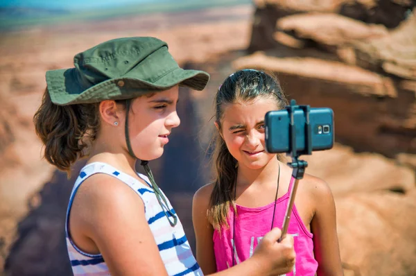 Due giovani ragazze scattano selfie visitando il parco nazionale in estate — Foto Stock