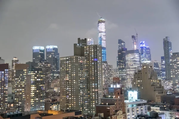 Manhattan night skyline med höga skyskrapor — Stockfoto