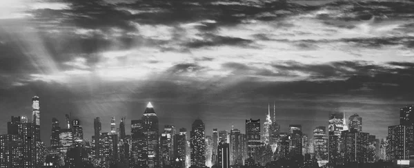 Vista panorámica nocturna de Midtown Manhattan al atardecer, Nueva York C — Foto de Stock