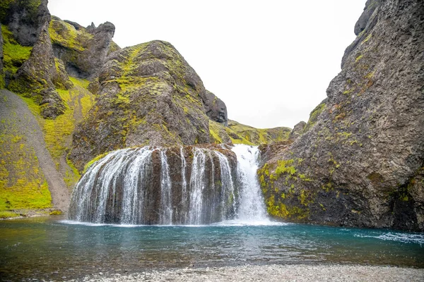 Islândia paisagem. Cachoeiras Stjornarfoss na temporada de verão — Fotografia de Stock