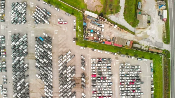 Фотостоянка с видом сверху, показывающая новые автомобили — стоковое фото