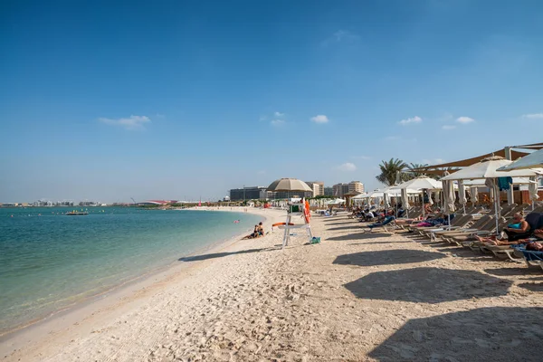 ABU DHABI, Emirati Arabi Uniti - 8 DICEMBRE 2016: Yas Island beach on a sunny d — Foto Stock