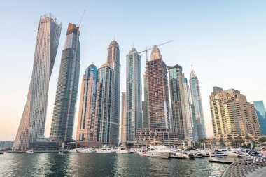 Dubai Marina nehir kıyısından ufuk çizgisi, Uae