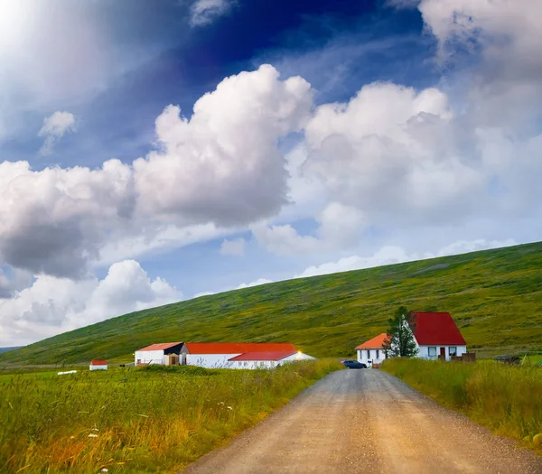 Väg över Islands landsbygd vid sommarsolnedgången — Stockfoto