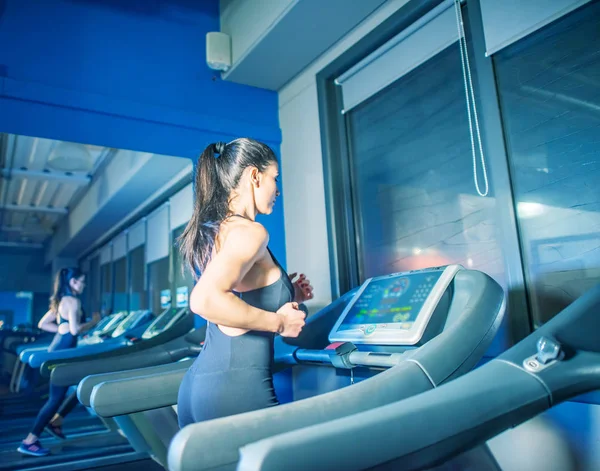 Schöne Frau Der Turnhalle Nachts Auf Laufband Laufmaschine Arbeiten — Stockfoto