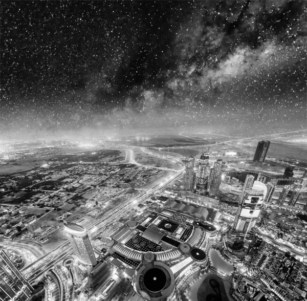 Дубайський панорамний краєвид і будівлі вночі з молочним способом. — стокове фото
