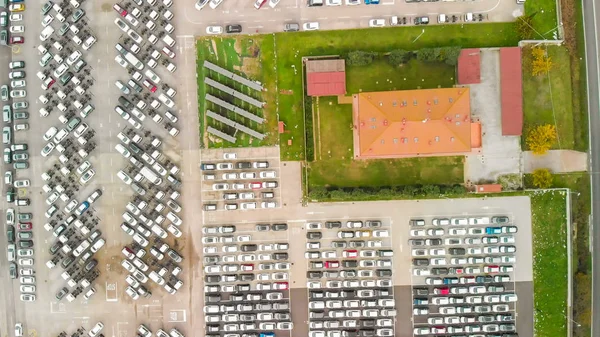 Вид с высоты птичьего полета на автомобили для продажи на складе Лот Роу. Автодилер — стоковое фото