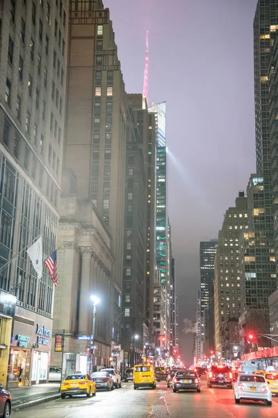 New York - december 2018: Nattlig gatutrafik och byggnad — Stockfoto