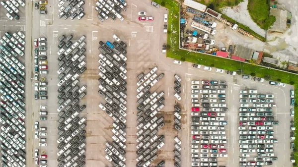 Napowietrzny widok na zatłoczone i zatłoczone miejsca parkingowe — Zdjęcie stockowe