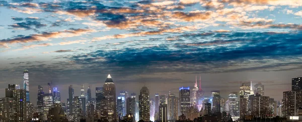 Skyline noite panorâmica de Midtown Manhattan no pôr do sol de inverno, N — Fotografia de Stock