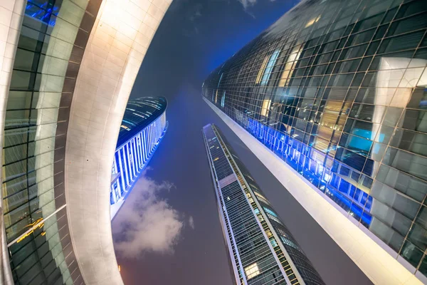 ABU DHABI, UAE - DECEMBER 8, 2016: Downtown buildings at night, — Stock Photo, Image