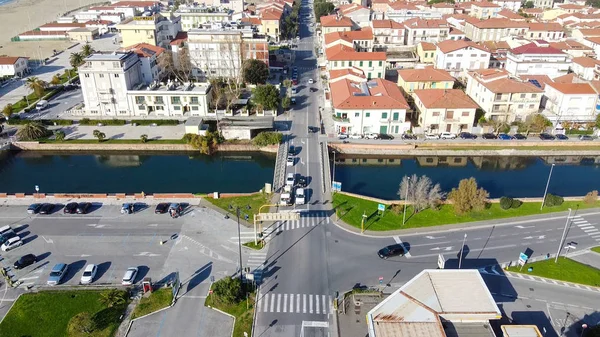 VIAREGGIO, ITALIA - 30 DE NOVIEMBRE DE 2019: Vista aérea de la ciudad promen —  Fotos de Stock