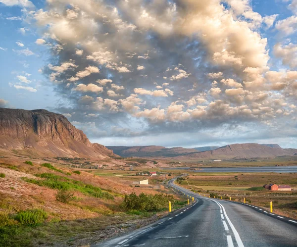 Erstaunliche Straße durch Island im Sommer — Stockfoto