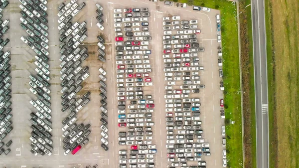 Вид з повітря вниз на величезні парковки на відкритому повітрі — стокове фото