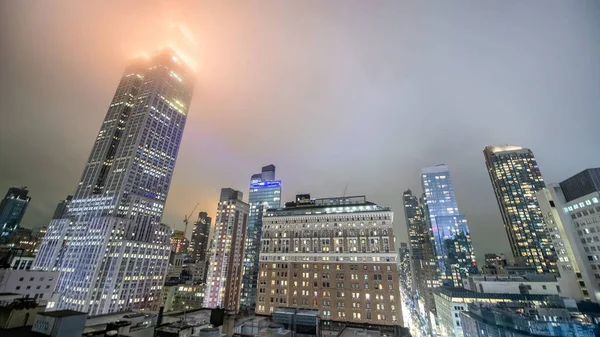 NEW YORK CITY - DECEMBER 2018: Manhattan night skyline with tall — ストック写真