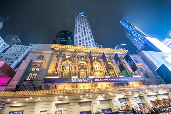 NEW YORK CITY - DÉCEMBRE 2018 : Grands gratte-ciel la nuit le long de F — Photo