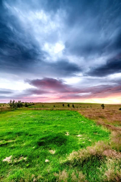 Zachód słońca w Islandii. Wiejskie łąki i czerwone niebo — Zdjęcie stockowe