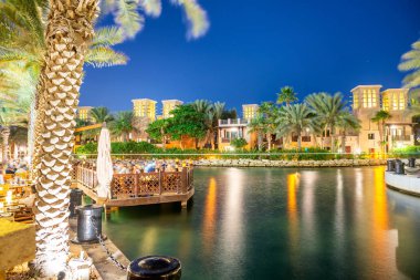 Dubai Madinat Jumeirah Kanal boyunca gece