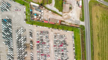Büyük açık hava araba park alanlarının havadan aşağı görüntüsü