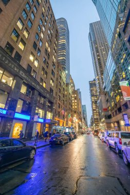 New York City - Aralık 2018: Gece sokak trafiği ve bina
